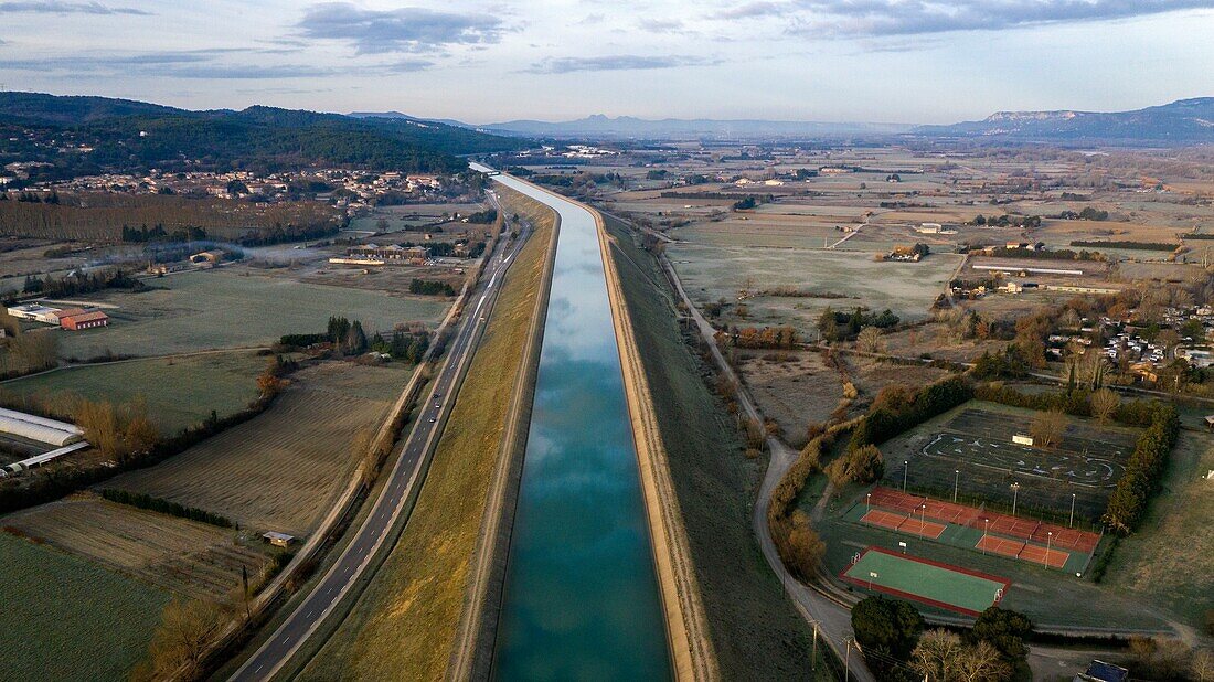 Frankreich, Bouches du Rhone, Roques d'Antheron, Durance-Tal, EDF-Kanal (Luftaufnahme)