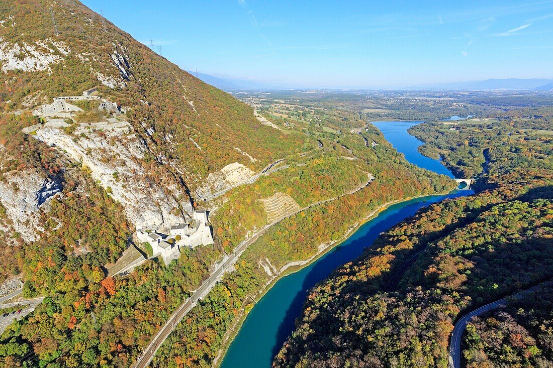 Frankreich, Ain, Regionaler Naturpark Haut Jura, Leaz, Die Ecluse Parade (klassifizierter Ort) an der Rhone (Luftaufnahme)