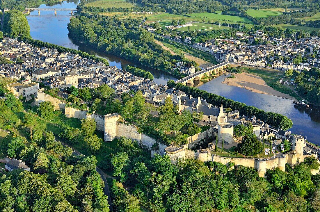 Frankreich, Indre et Loire, Loire-Tal, von der UNESCO zum Weltkulturerbe erklärt, Chinon (Luftaufnahme)