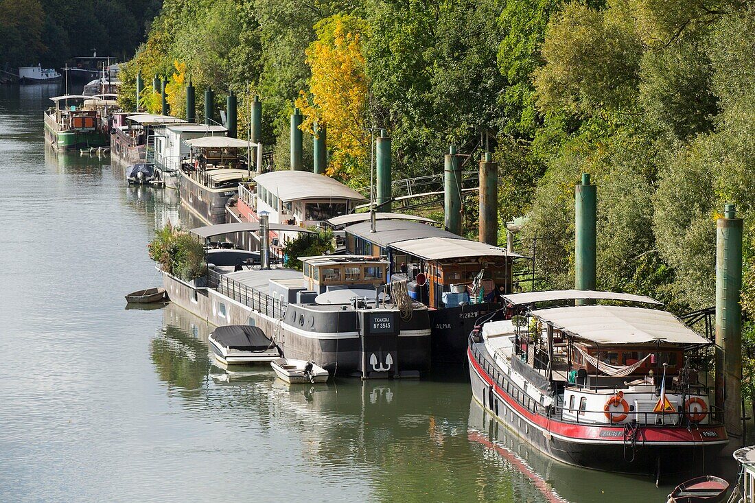 France, Hauts de Seine, Puteaux, Puteaux Island, houseboats along the Seine