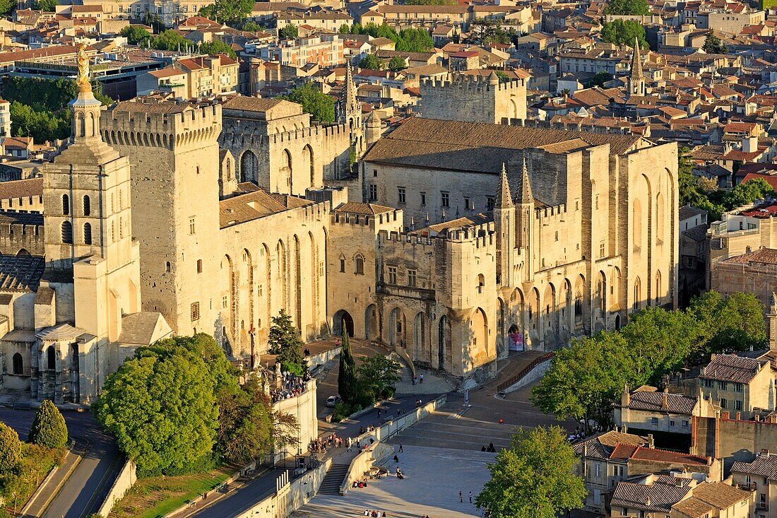 Frankreich, Vaucluse, Avignon, der Palast der Päpste (XIV), von der UNESCO als Weltkulturerbe eingestuft (Luftaufnahme)