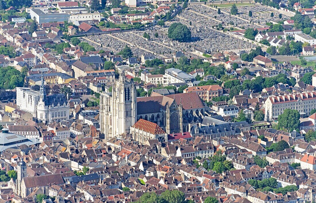 Frankreich, Yonne, Stadt Auxerre, Das Rathaus und die Kathedrale Saint Etienne (Luftaufnahme)