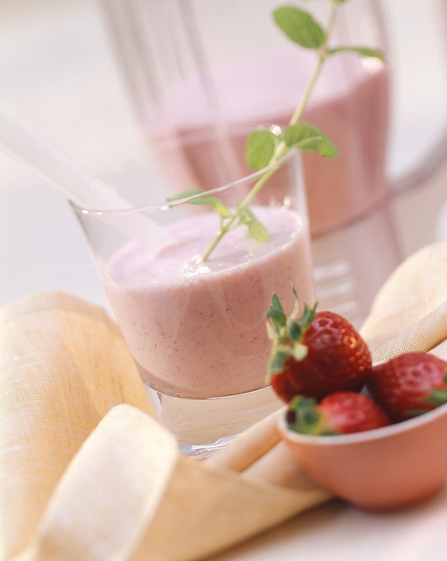 Erdbeer-Joghurt-Mix im Glas & frische Erdbeeren in Schale