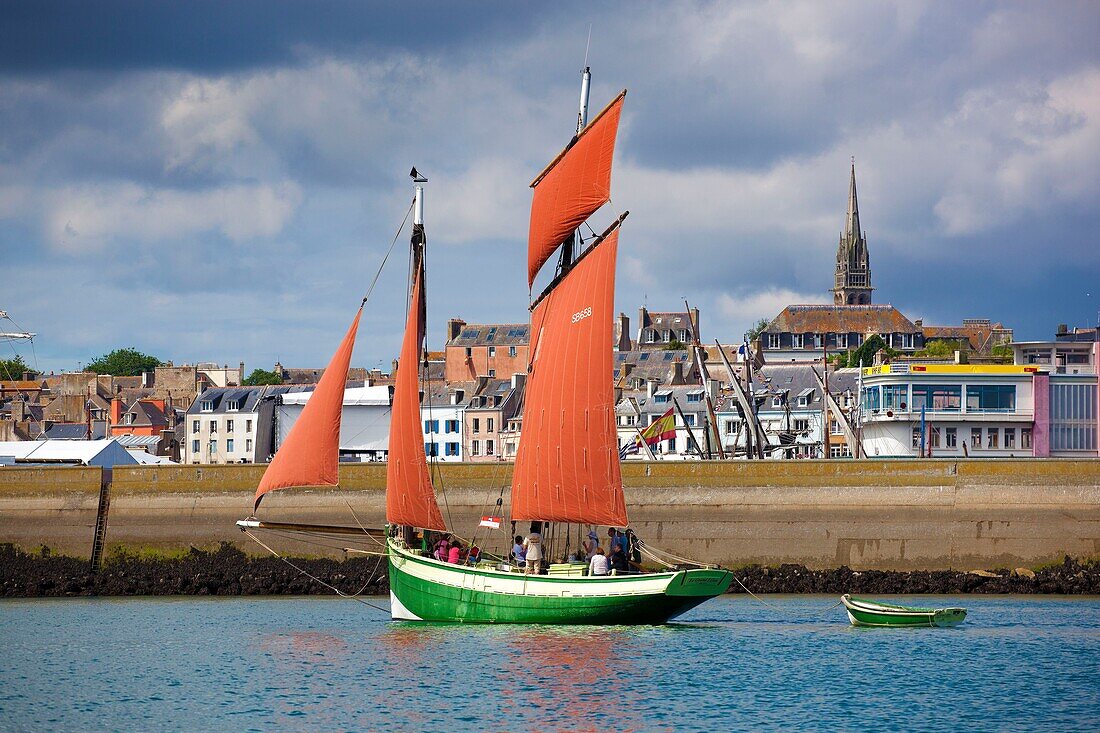 Frankreich, Finistere, Douarnenez, Festival Maritime Temps Fête, Le Grand Léjon, traditionelles Segelboot im Hafen von Rosmeur