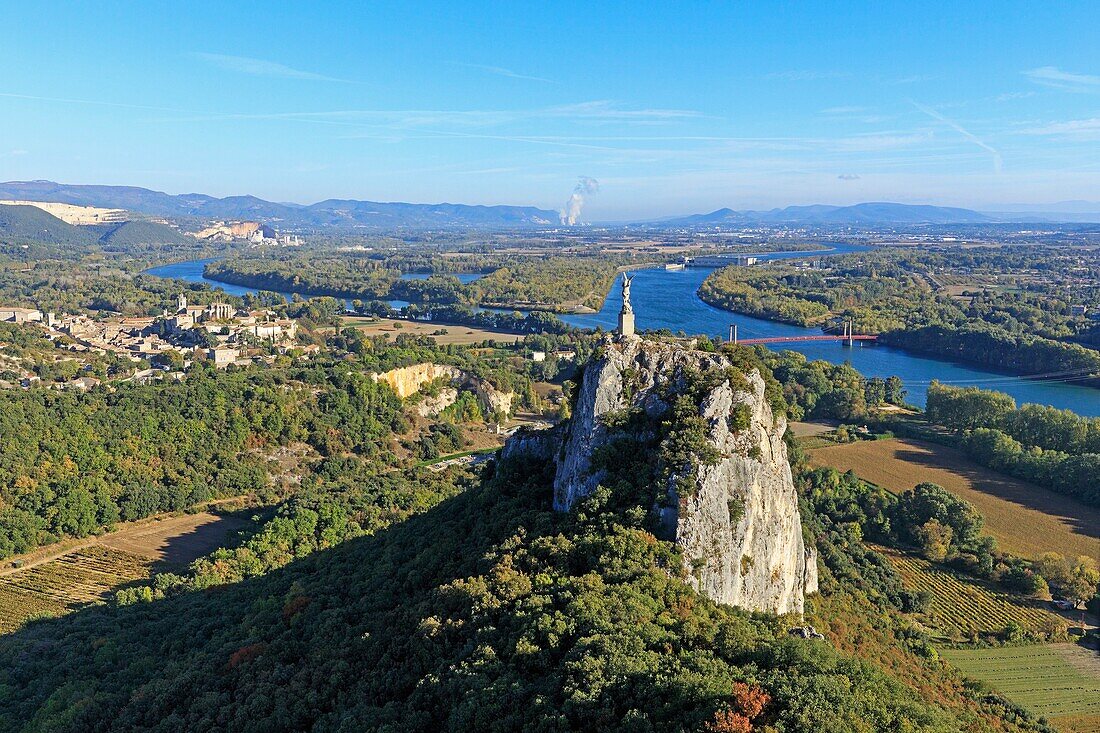 Frankreich, Ardeche, Viviers, Erzengel Saint Michel, Gipfel des felsigen Gipfels des Berges Saint Michel, Die Rhone, Chateauneuf du Rhone im Hintergrund (Luftaufnahme)