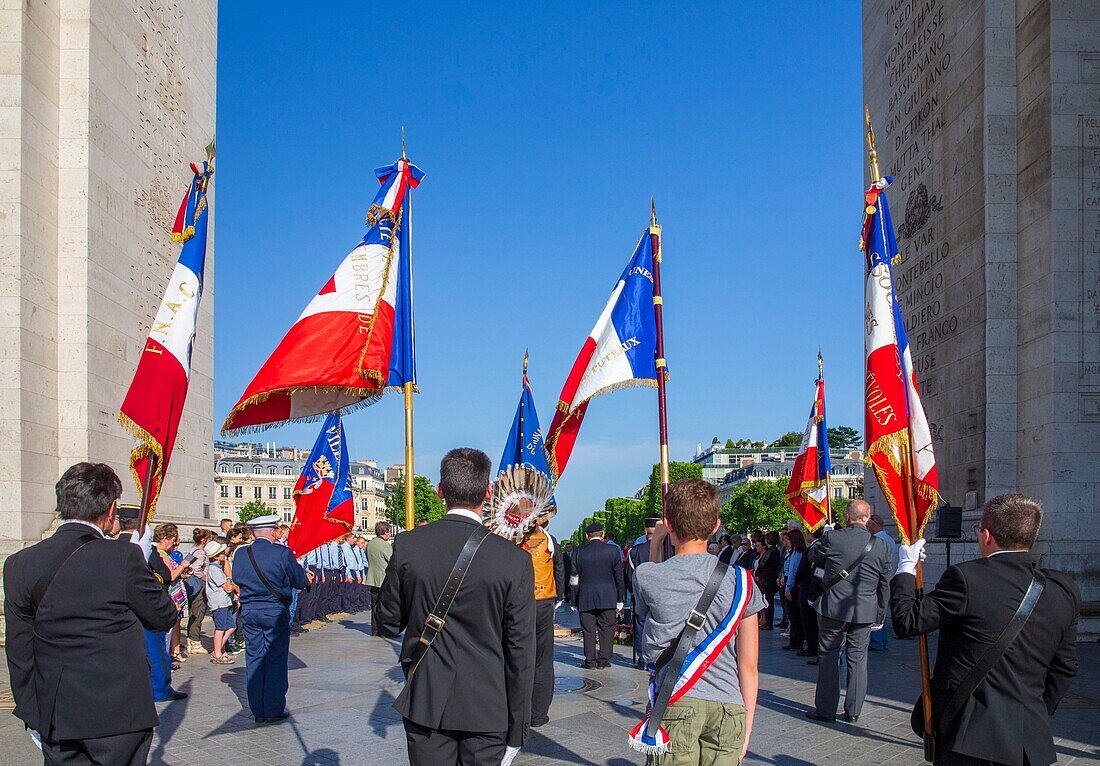Frankreich, Paris, Zeremonie des Wiederentzündens der Flamme des Unbekannten Soldaten unter dem Arc de Triomphe