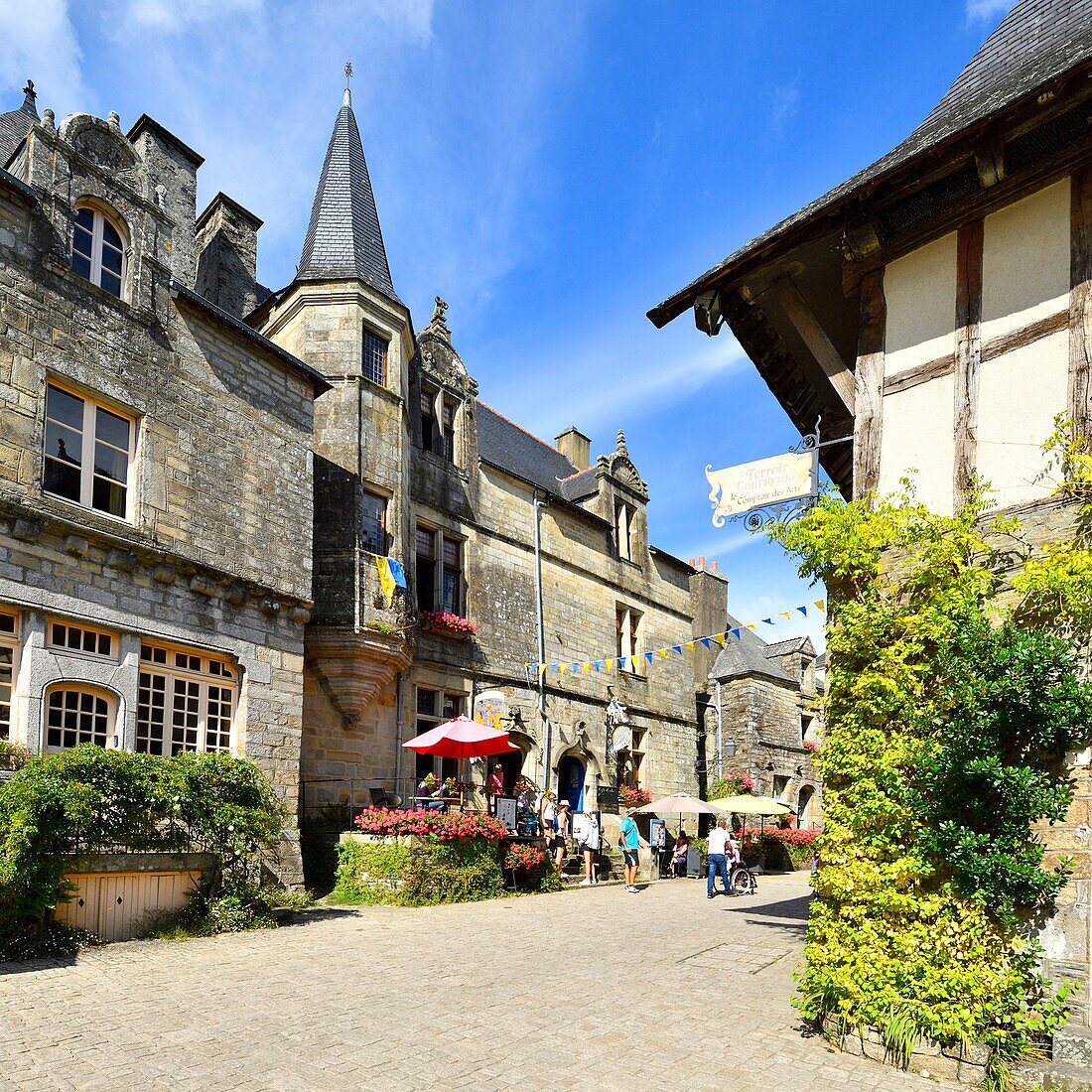 Frankreich, Morbihan, Rochefort en Terre, ausgezeichnet als les plus beaux villages de France (Die schönsten Dörfer Frankreichs), Place du Puits