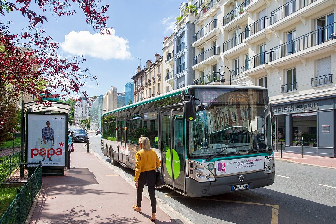 France, Hauts de Seine, Puteaux, Republique street, bus stop