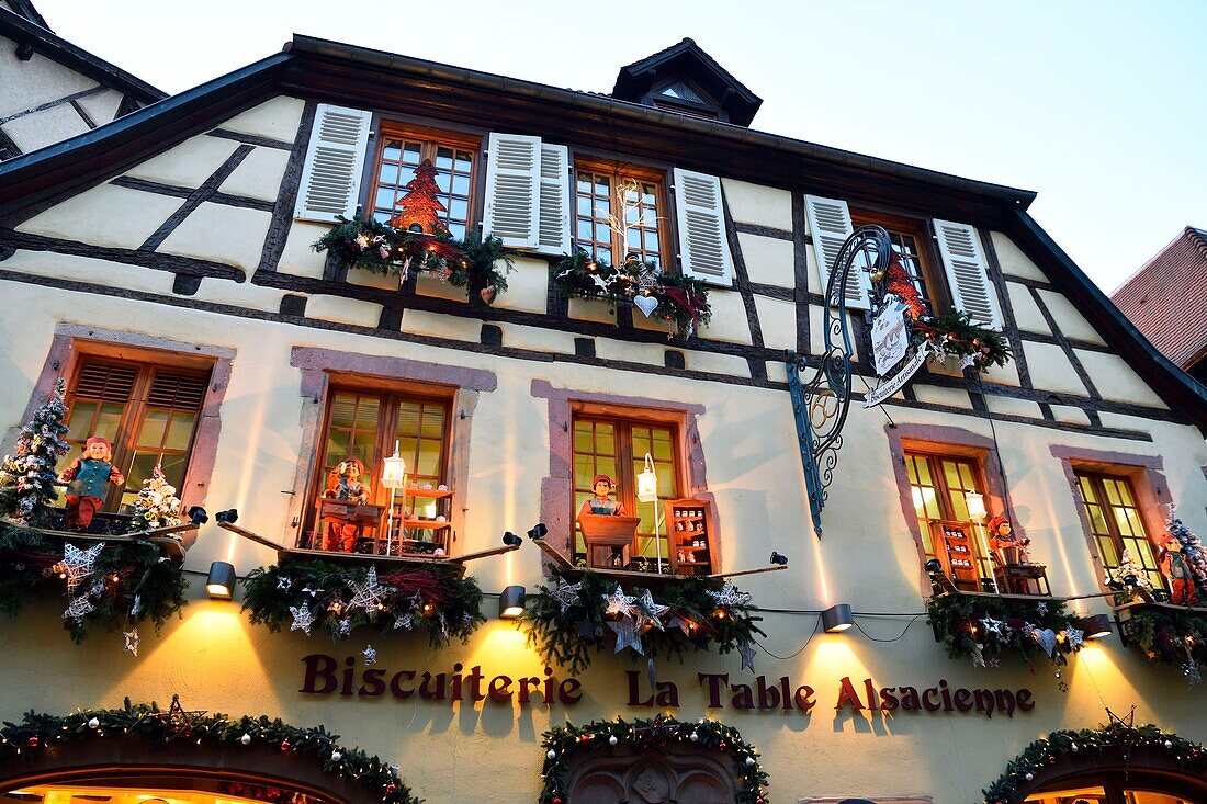 Frankreich, Haut Rhin, Elsässer Weinstraße, Kaysersberg, Weihnachtsschmuck