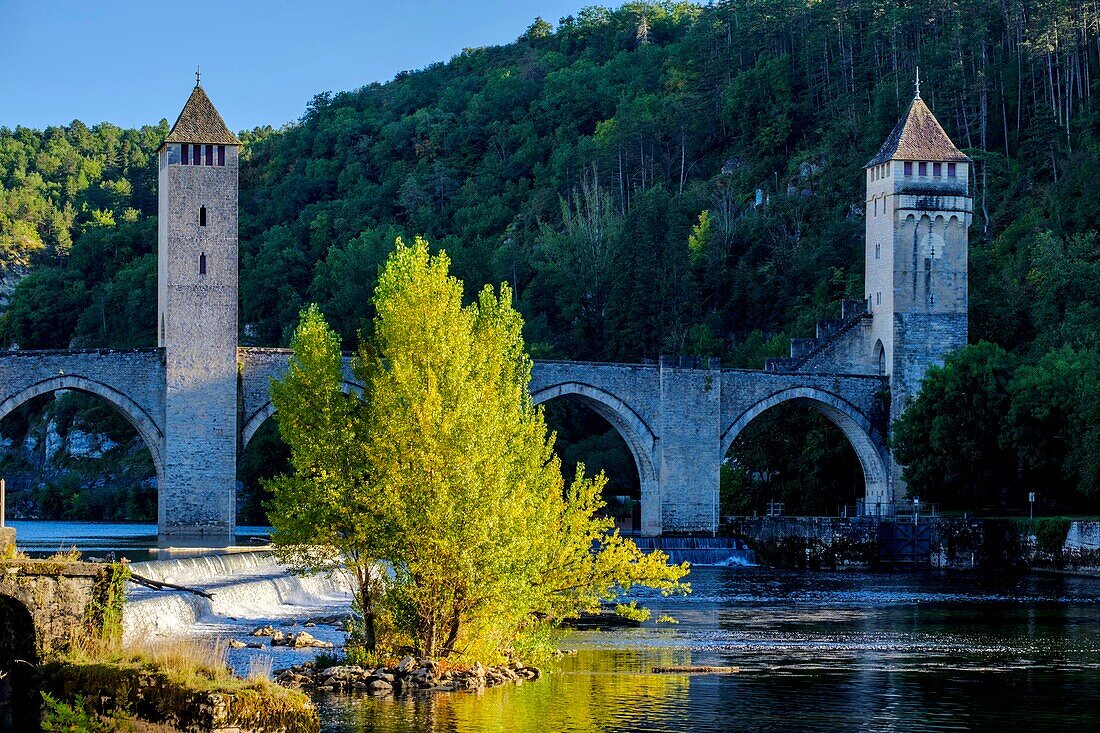 Frankreich, Quercy, Lot, Cahors, Die Valentre-Brücke über den Fluss Lot, aus dem 14. Jahrhundert, auf der Liste des Weltkulturerbes der UNESCO