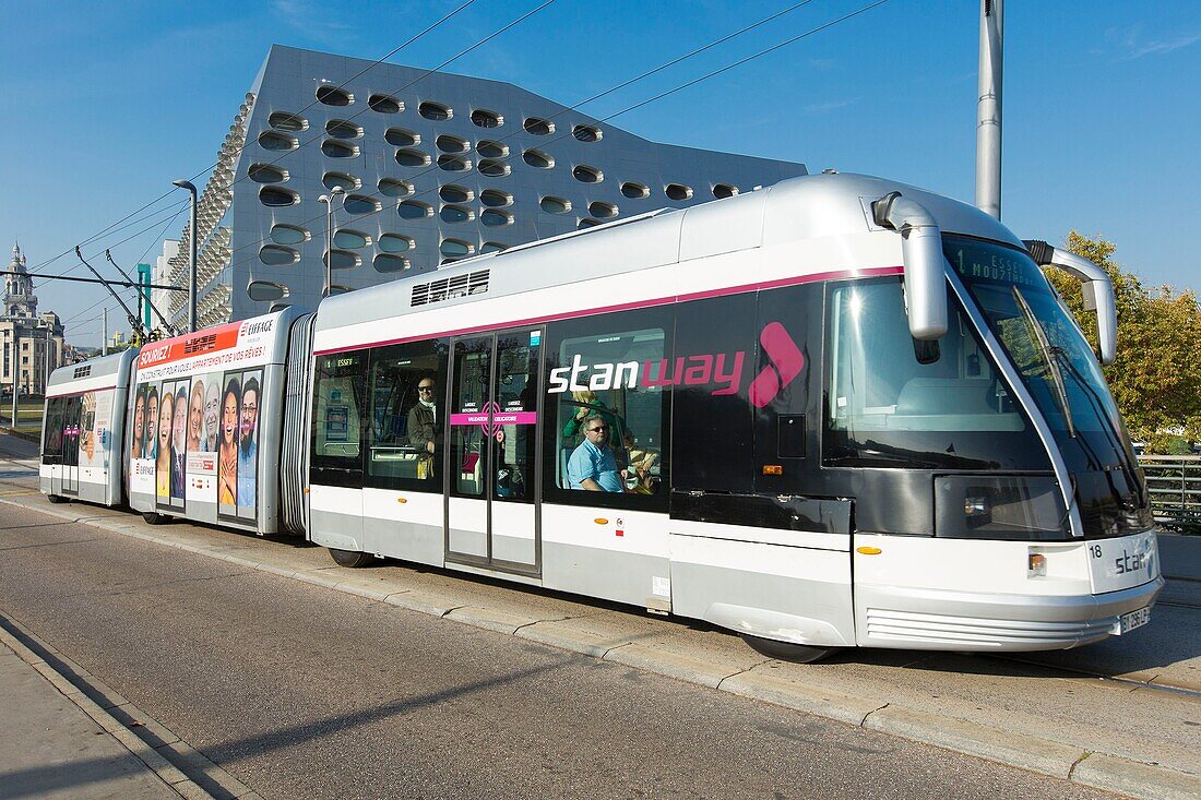 Frankreich, Meurthe et Moselle, Nancy, die Straßenbahn und das moderne Gebäude an der Avenue XX Corps im neuen Stadtteil Ile de Corse