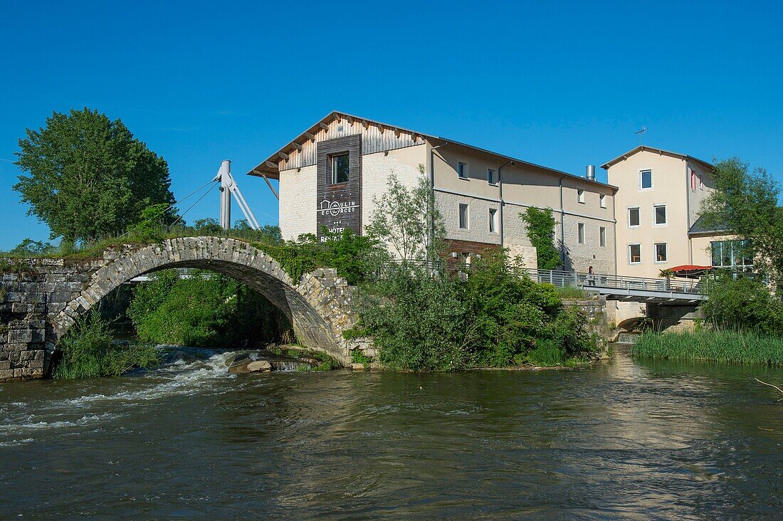 Frankreich, Jura, Dole, das Hotel an der Mühle der Rinden und ein verfallener Bogen der alten Brücke am Ufer des Doubs