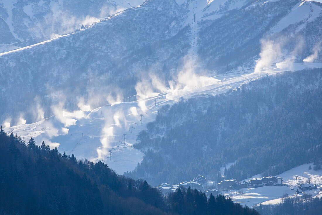 France, Savoie, Valmorel, Tarentaise Valley, massif of Vanoise, remontée mécanique, neige artificielle,