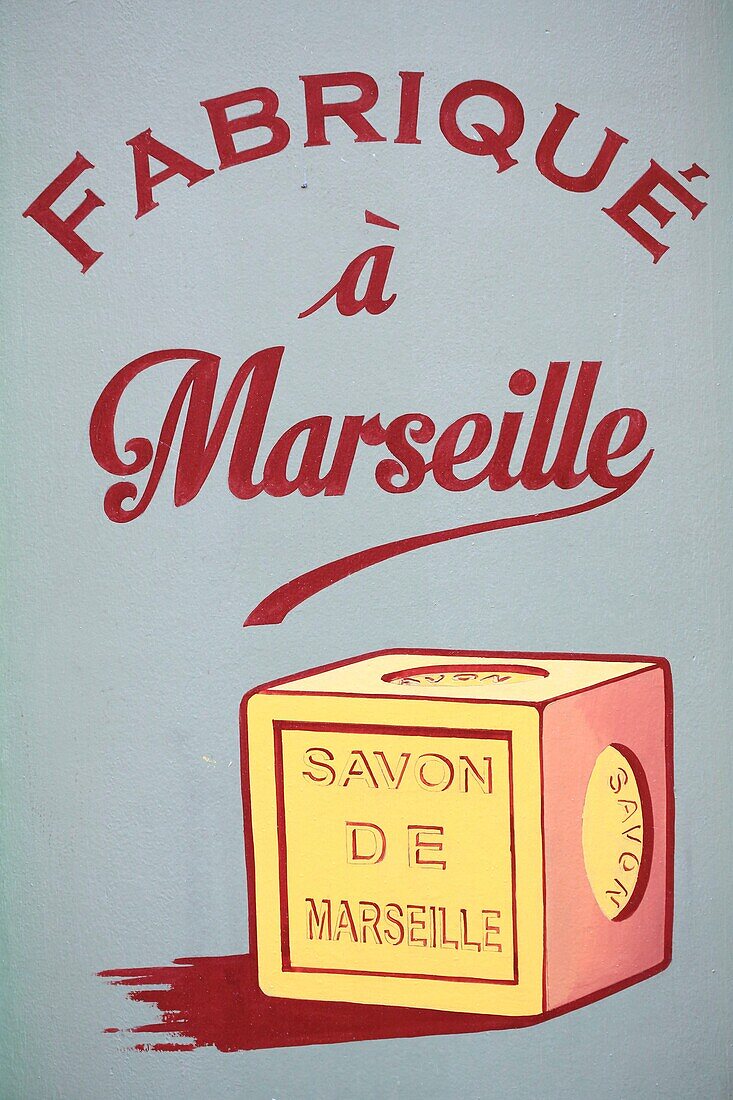 Frankreich, Bouches du Rhone, Marseille, Schaufenster mit Werbung für die traditionelle Marseiller Seife, die vor Ort hergestellt wird