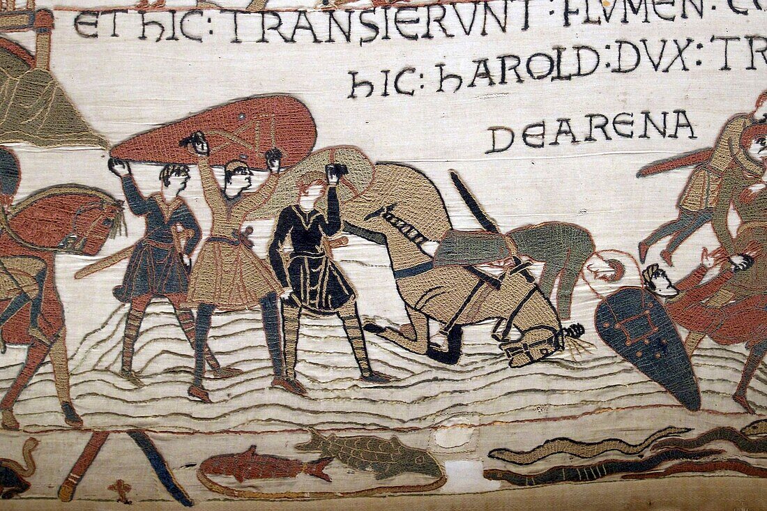 Frankreich, Calvados, Bayeux, Tapisseriemuseum, Bayeux Tapestry, von der UNESCO zum Weltkulturerbe erklärt, Königin Mathilde Tapestry, die die Geschichte der Invasion Englands durch Wilhelm den Eroberer erzählt, die Szenen des Bayeux Tapestry sind mit Wollfäden auf ein Leinentuch gestickt