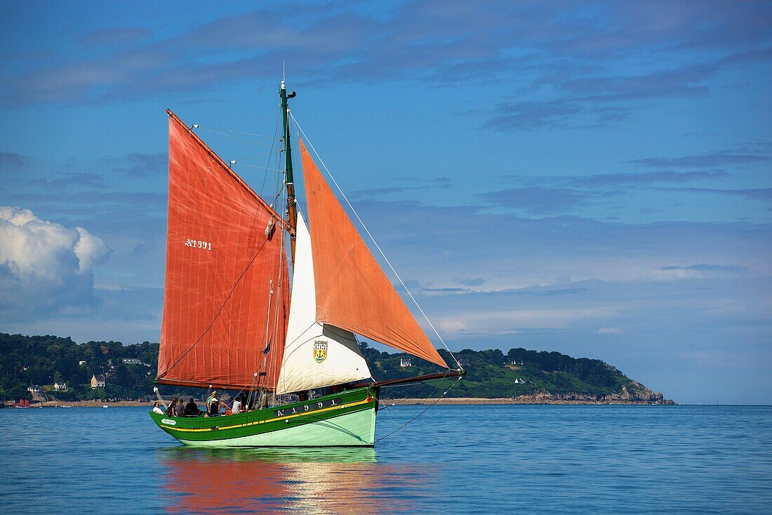 Frankreich, Finistere, Douarnenez, Festival Maritime Temps Fête, Cap Sizun, traditionelles Segelboot im Hafen von Rosmeur