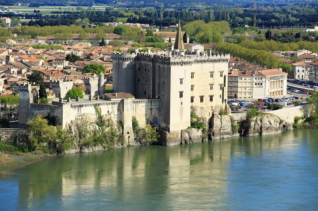 Frankreich, Bouches du Rhone, Tarascon, mittelalterliches Schloss von König Rene (XV.), historisches Monument und die Rhone (Luftaufnahme)