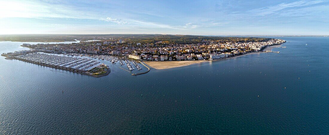 Frankreich, Gironde, Bassin d'Arcachon, Arcachon, Panoramablick mit der Düne von Pilat, Cap Ferret und dem Hafen von La Teste-de-Buch im Hintergrund (Luftaufnahme)