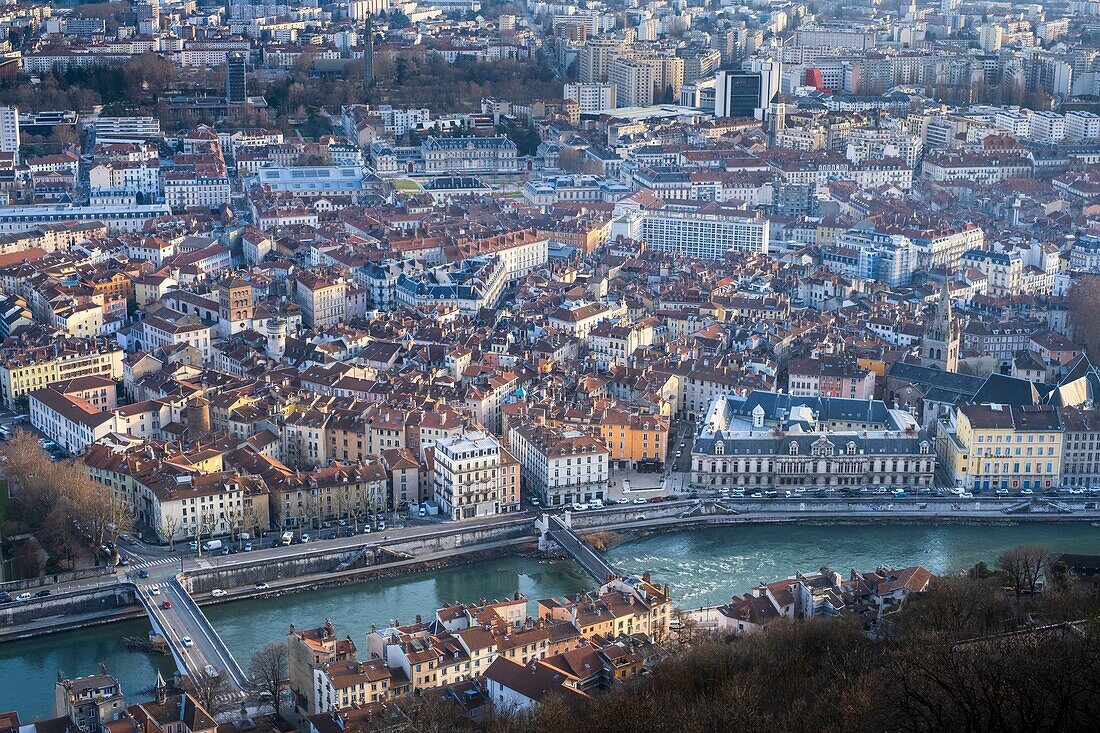 Frankreich, Isere, Grenoble, Panorama über die Altstadt und die Ufer der Isere