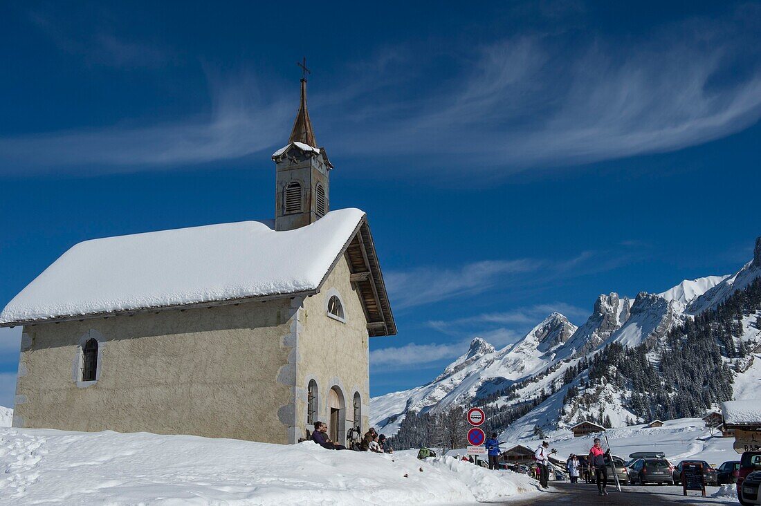 France, Haute Savoie, massif des Aravis, au dessus de la Clusaz le hameau des Confins et la pointe Percee