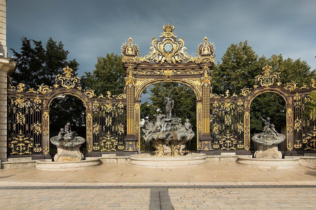 Frankreich, Meurthe et Moselle, Nancy, Stanislas-Platz (ehemaliger königlicher Platz), erbaut von Stanislas Leszczynski, König von Polen und letzter Herzog von Lothringen im 18. Jahrhundert, von der UNESCO zum Weltkulturerbe erklärt, Neptunbrunnen von Barthelemy Guibal und Eisenwerk von Jean Lamour