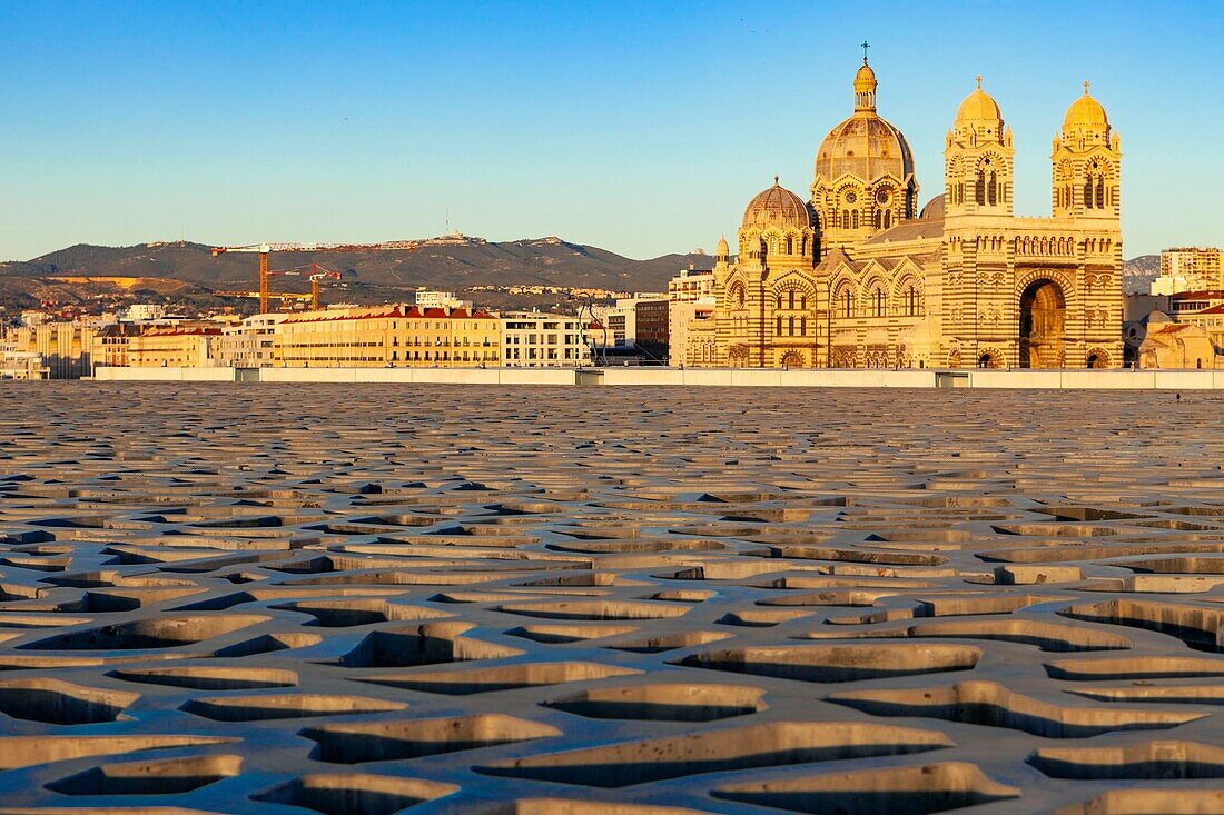 Frankreich, Bouches du Rhone, Marseille, 2. Bezirk, Euromediterranee-Gebiet, Stadtteil Arenc, Blick vom Mucem auf die basilicae de la Major