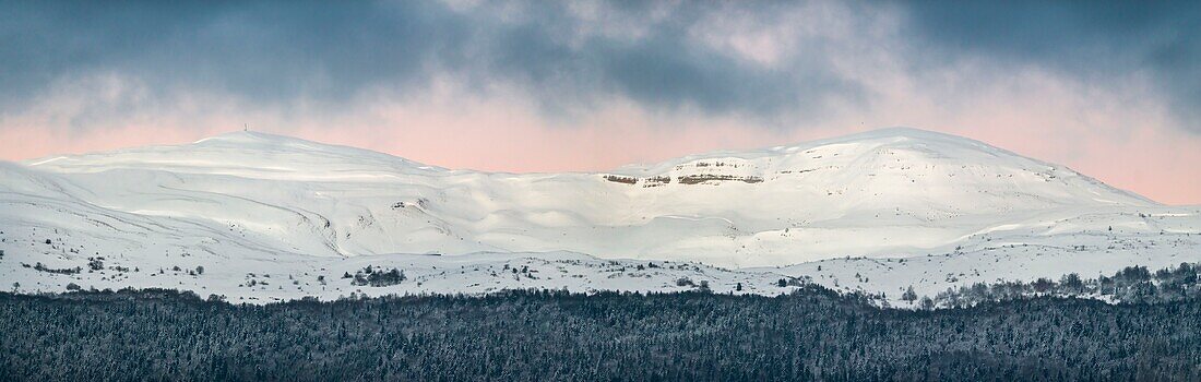 Frankreich, Jura, Regionaler Naturpark Haut Jura, erster Schnee bei Sonnenuntergang