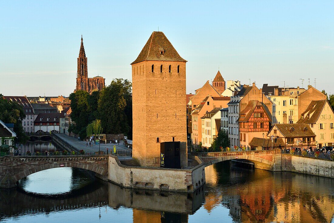Frankreich, Bas Rhin, Straßburg, Altstadt, die von der UNESCO zum Weltkulturerbe erklärt wurde, das Viertel Petite France, die überdachten Brücken über die Ill und die Kathedrale Notre Dame