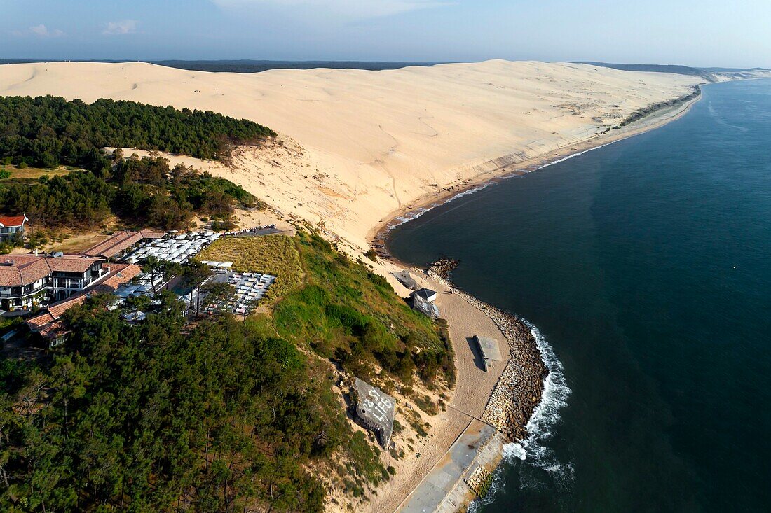 France, Gironde, Bassin d'Arcachon, La Teste-de-Buch, Pyla-sur-mer, Dune du Pilat, La Co(o)rniche hotel, swimming pool (aerial view)