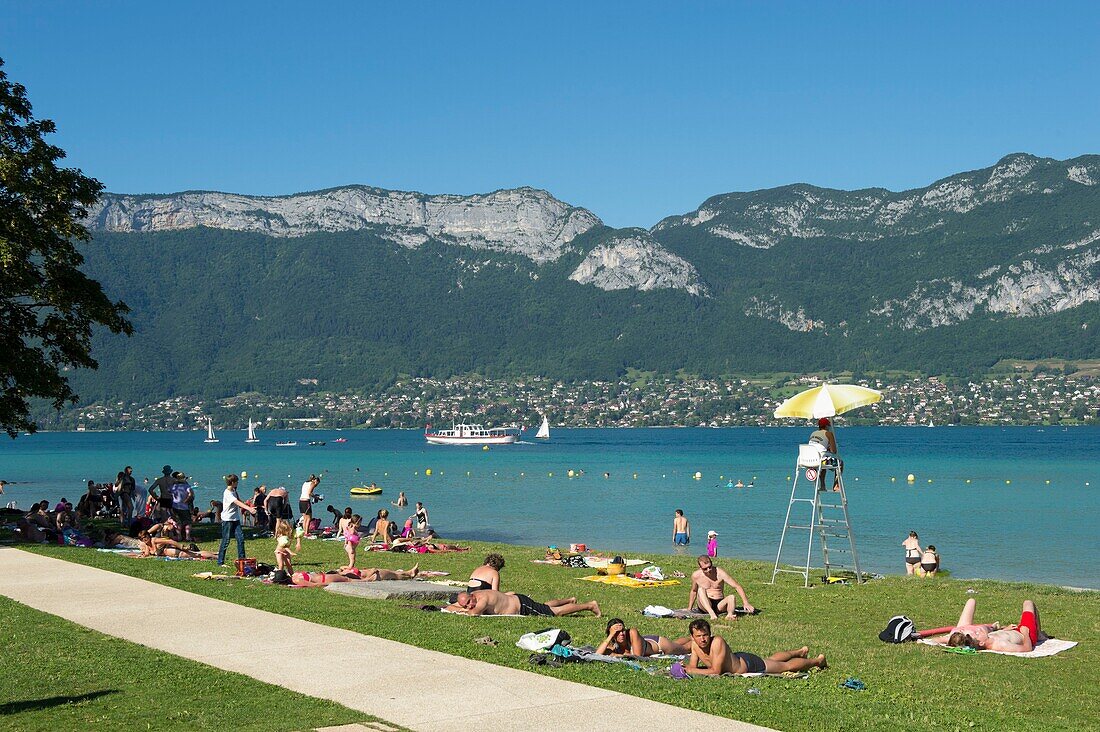 Frankreich, Haute Savoie, Annecy-See, Strand von Sevrier mit Blick auf das Massif des Bornes
