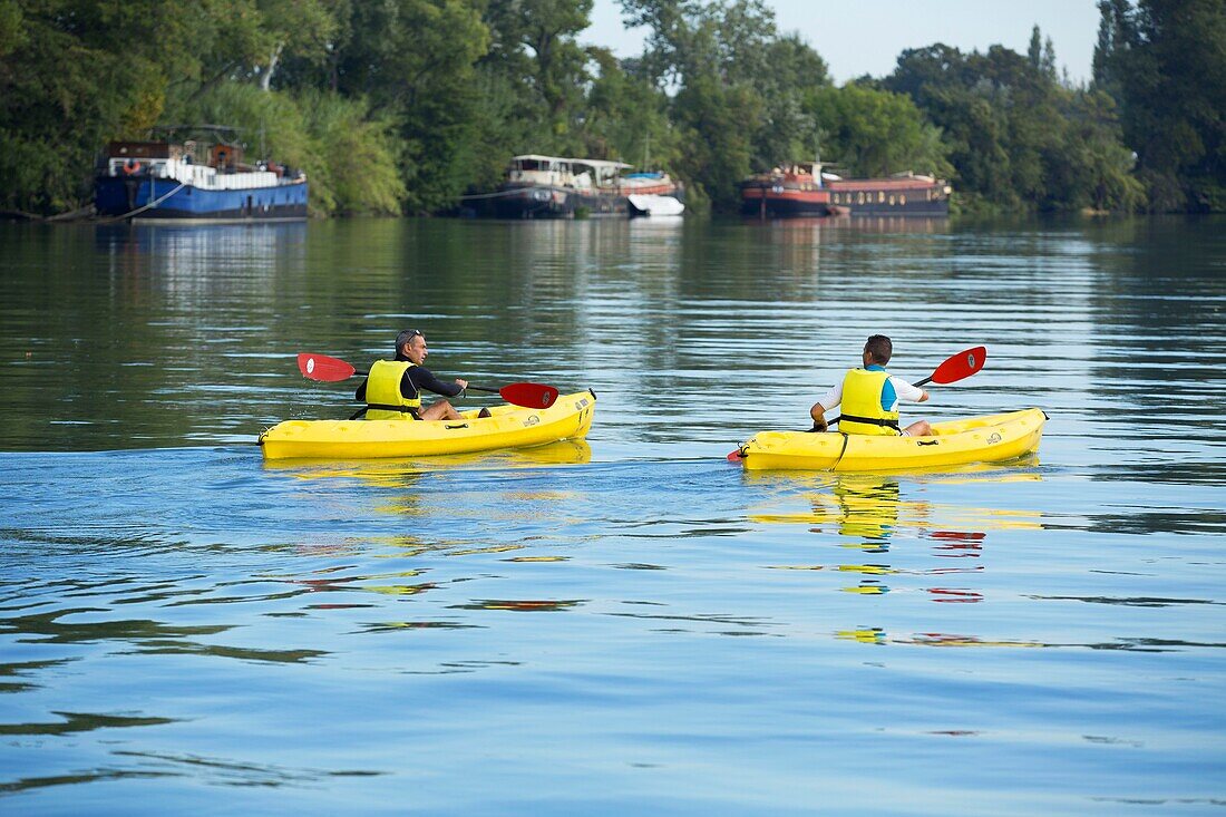 France, Vaucluse, Avignon, La Barthelasse island, canoeing on the Vieux Rhone