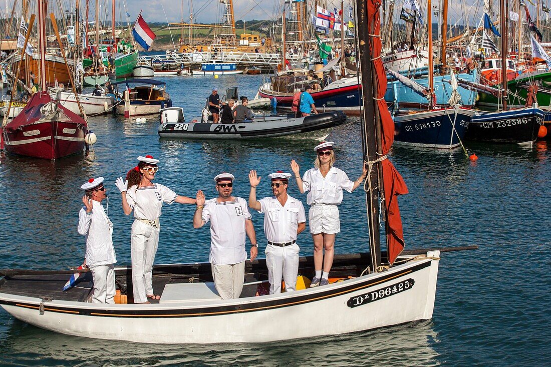 Frankreich, Finistere, Douarnenez, Festival Maritime Temps Fête, Segelboote und alte Takelage im Hafen von Rosmeur