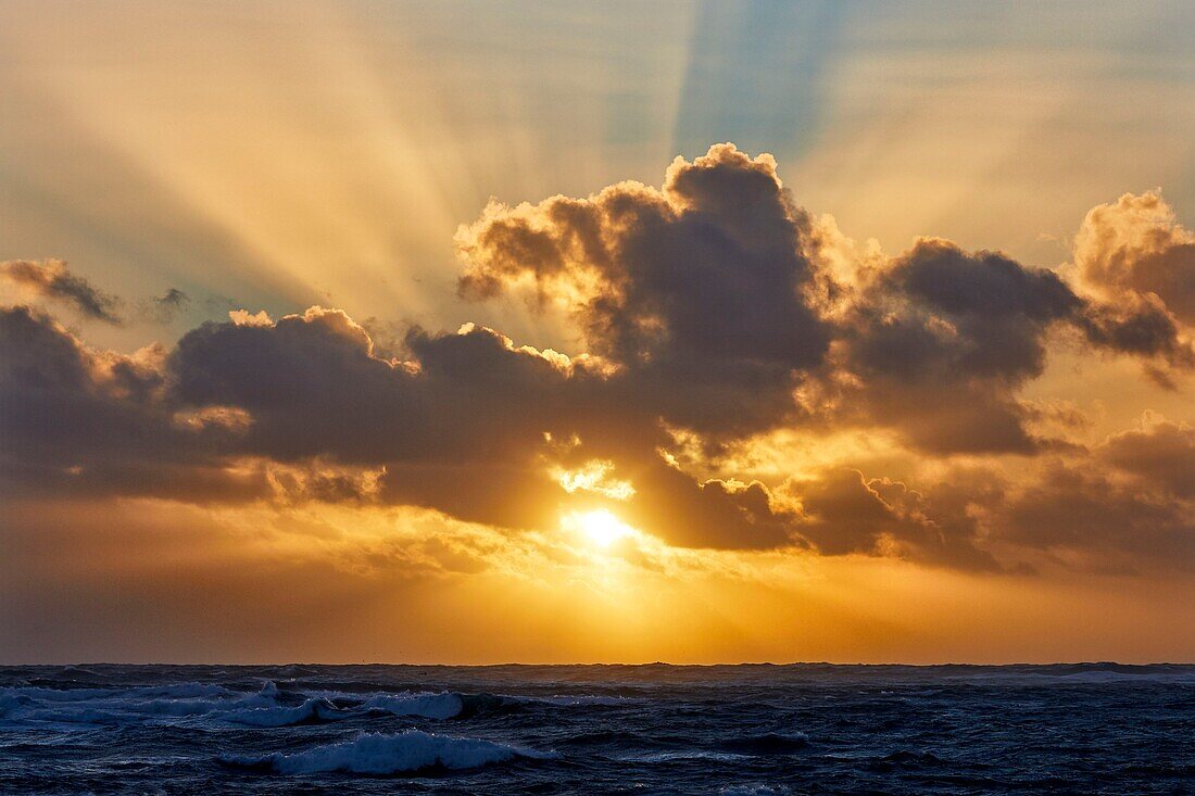 Frankreich, Finistère, Penmarc'h, Sonnenuntergang von der Pointe de Penmarc'h aus gesehen