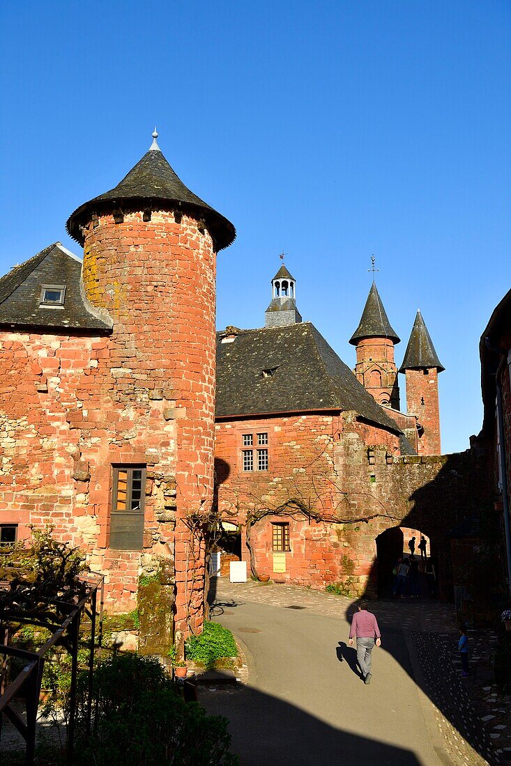 Frankreich, Correze, Collonges la Rouge, Bezeichnung Les Plus Beaux Villages de France (Die schönsten Dörfer Frankreichs), Dorf aus rotem Sandstein, Haus Ramade de Friac (Luftaufnahme)