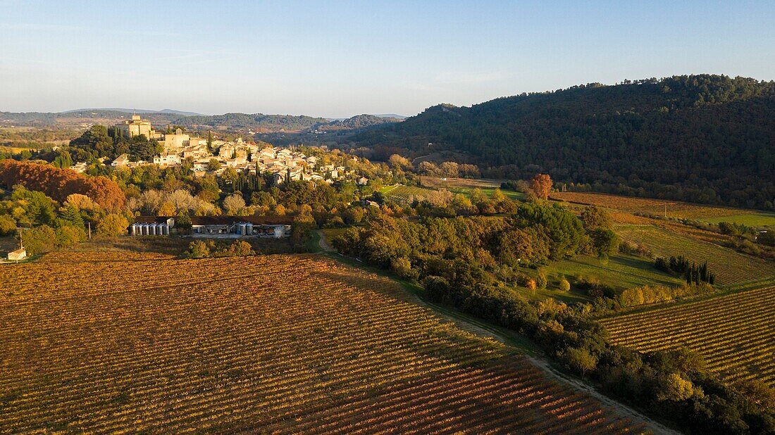 Frankreich, Vaucluse, regionaler Naturpark Luberon, Ansouis, ausgezeichnet mit dem Label Die schönsten Dörfer Frankreichs (Luftaufnahme)