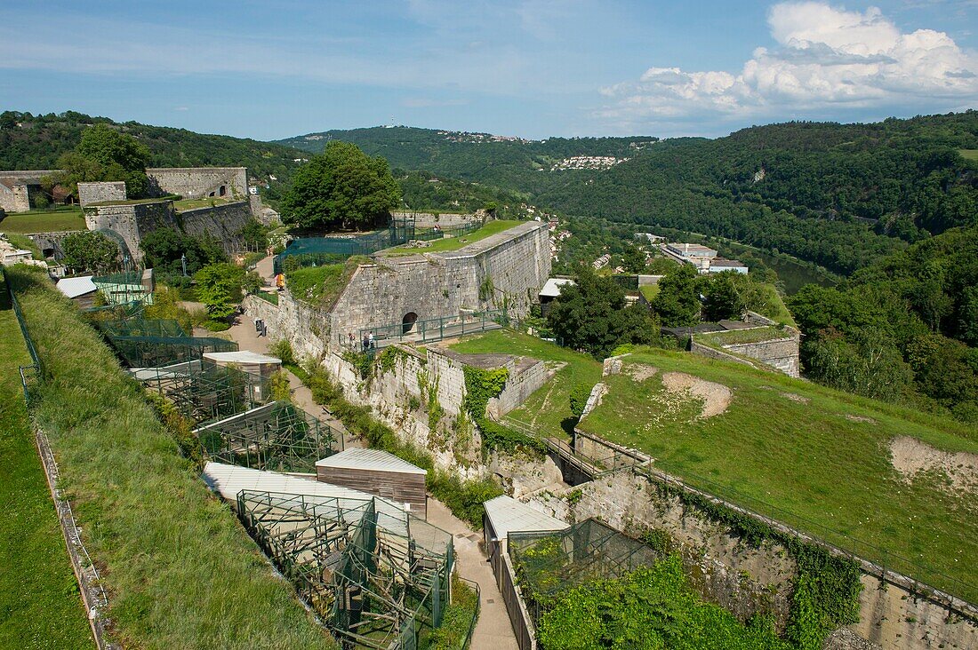 Frankreich, Doubs, Besancon, in der Vauban-Zitadelle, Unesco-Welterbe, Stadtmauern vom Zoo aus gesehen