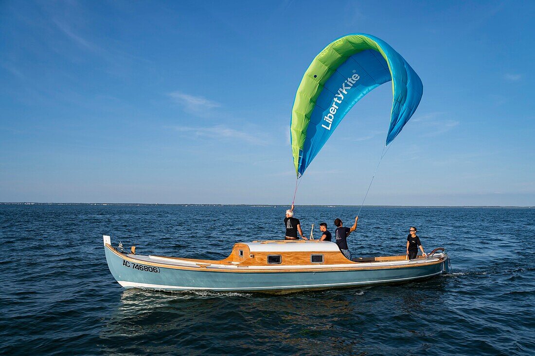 Frankreich, Gironde, Bassin d'Arcachon, Arcachon, Pinasse (traditionelles Boot), das von einem Drachensegel gezogen wird, der LibertyKite® ist ein Konzept, das von dem Seefahrtingenieur Yves Parlier und seiner Firma Beyond de Sea entwickelt wurde (Luftaufnahme)