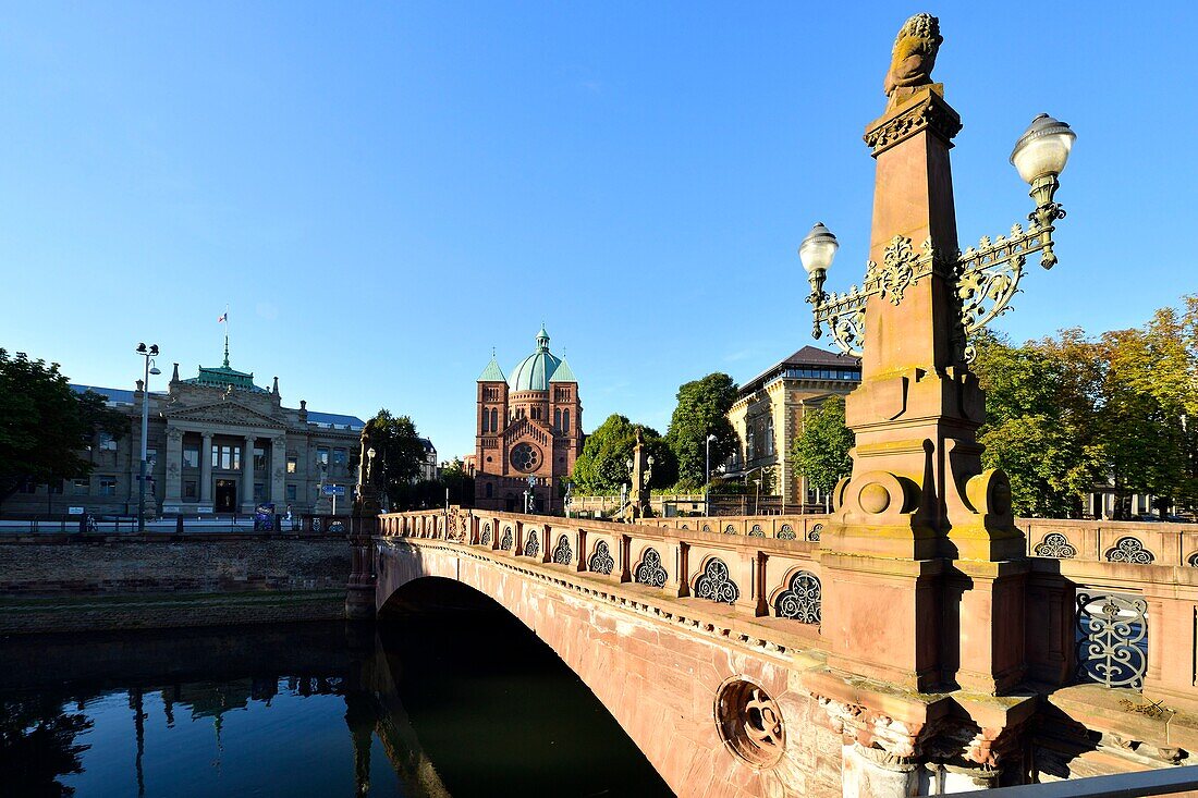 Frankreich, Bas Rhin, Straßburg, Fonderie-Brücke, Justizpalast (Gerichtssaal) und Kirche Saint-Pierre le Jeune