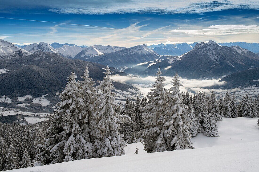 Frankreich, Haute Savoie, Bauges-Massiv, über dem Plateau von Annecy Semnoz (1702 m) und dem inneren Tal von Lescheraines