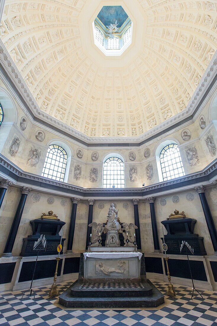 Frankreich, Meurthe et Moselle, Nancy, Cordeliers-Kirche, auch Saint Francois des Cordeliers-Kirche genannt, Teil des Musee Lorrain, Kapelle Notre Dame de Lorette mit den Gräbern der Herzöge von Lothringen direkt neben dem Chor der Kirche, die Kuppel