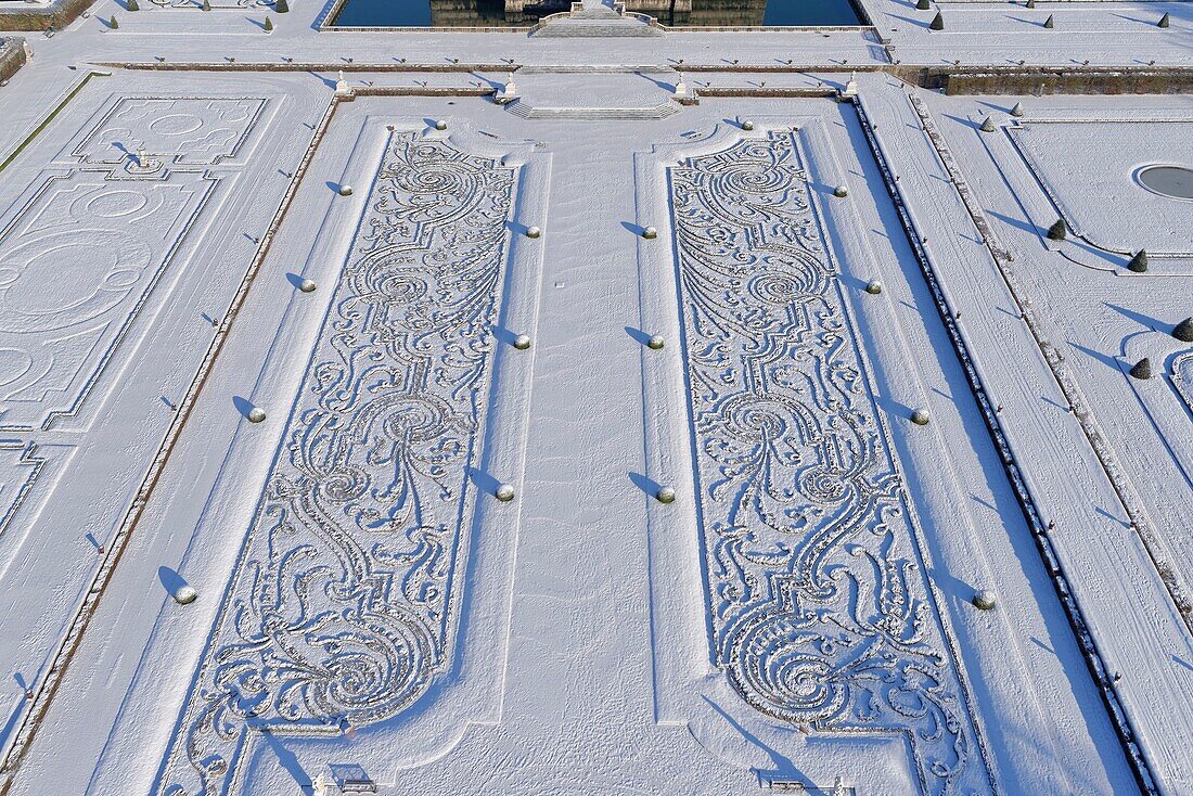 Frankreich, Seine et Marne, Maincy, das Schloss und die Gärten von Vaux le Vicomte mit Schnee bedeckt (Luftaufnahme)