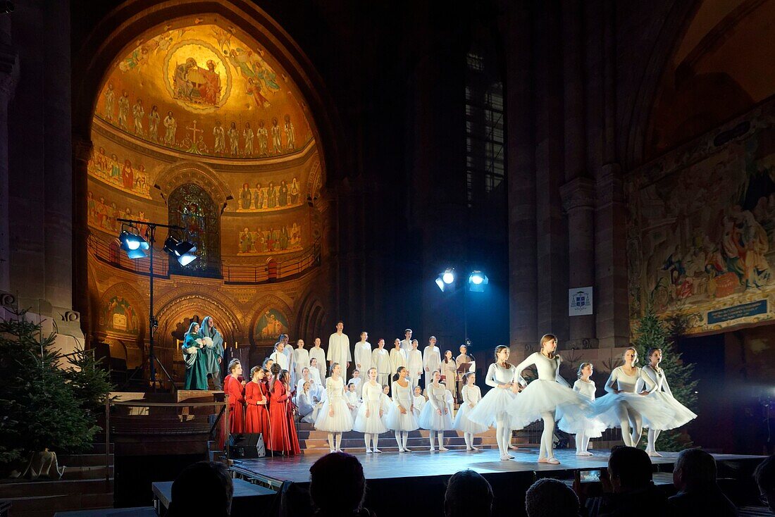 Frankreich, Bas Rhin, Straßburg, Altstadt, die von der UNESCO zum Weltkulturerbe erklärt wurde, Weihnachten in Straßburg, Kathedrale Notre Dame, Geburt Christi, musikalische Darbietung der Colibris mit dem Carré d'Art