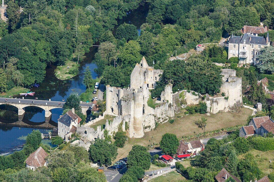 Frankreich, Vienne, Angles sur l'Anglin, Aufschrift Les Plus Beaux Villages de France (Die schönsten Dörfer Frankreichs), das Schloss über dem Fluss Anglin (Luftaufnahme)