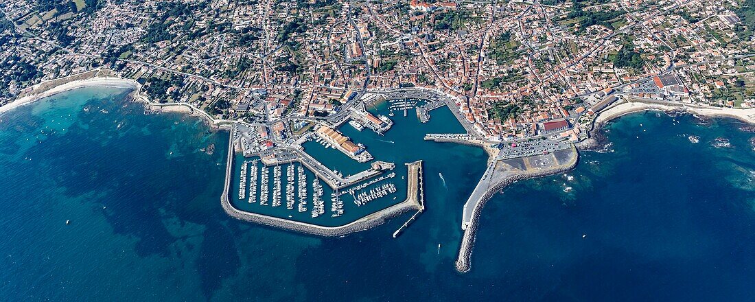 Frankreich, Vendee, Insel Yeu, Port Joinville, der Hafen und die Stadt (Luftaufnahme)