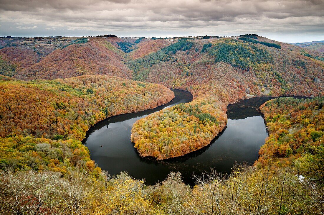 France, Puy de Dome, Queuille, the meander of Queuille formed by Sioule, nearly 2 km long, encloses the peninsula of Murat, located in the town of St Gervais d'Auvergne