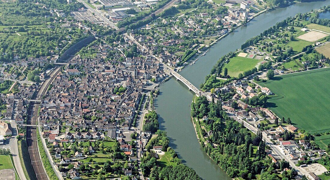 Frankreich, Yonne, Stadt Sens, Das Rathaus und die Kathedrale Saint Etienne (Luftaufnahme)