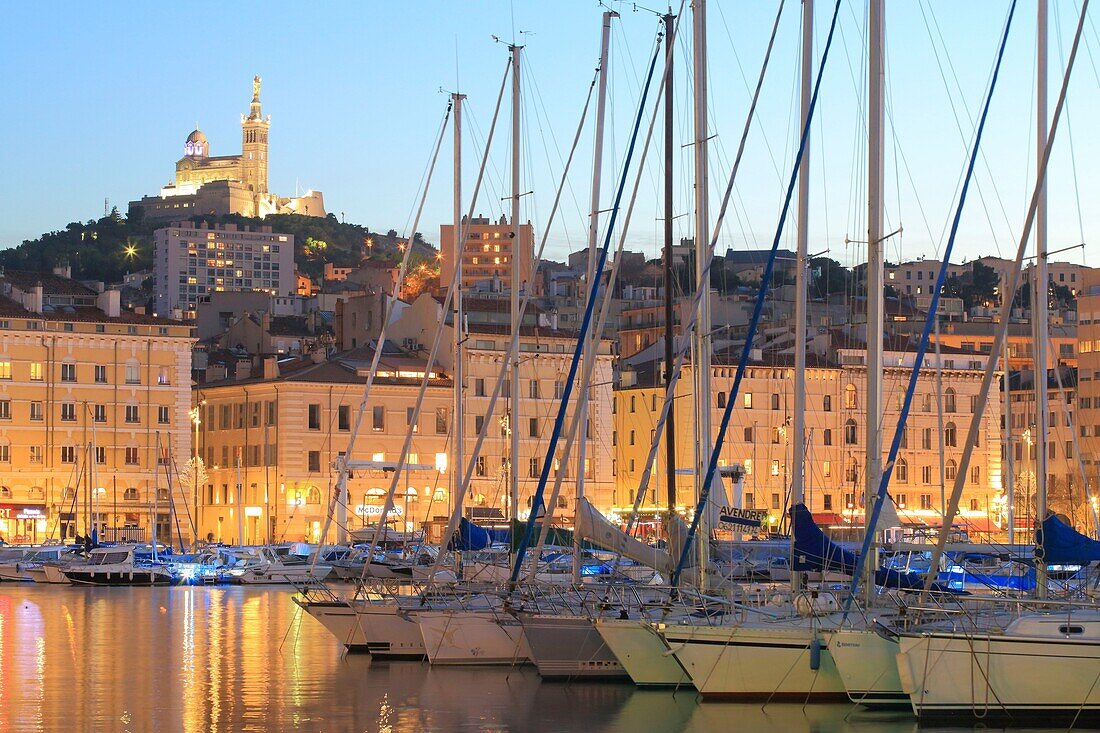 Frankreich, Bouches du Rhone, Marseille, Vieux Port, Yachthafen bei Einbruch der Dunkelheit mit der Basilika Notre Dame de la Garde
