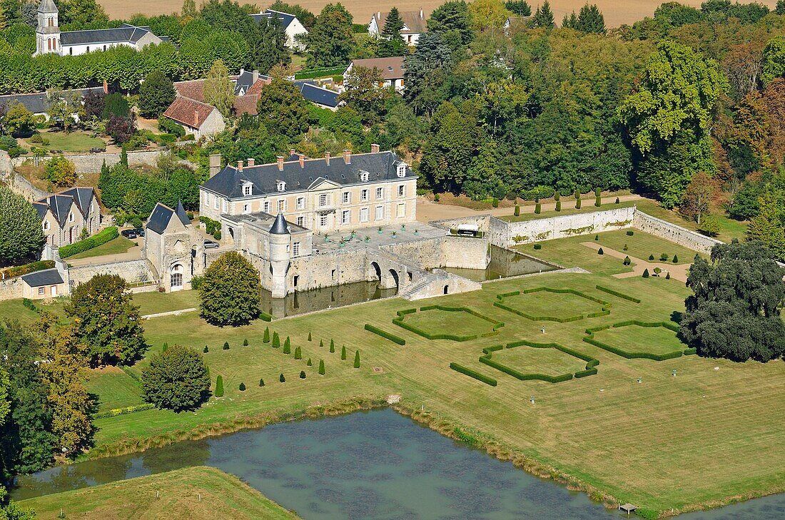 Frankreich, Loir et Cher, Loiretal, UNESCO-Welterbe, Schloss St Denis sur Loire (Luftaufnahme)