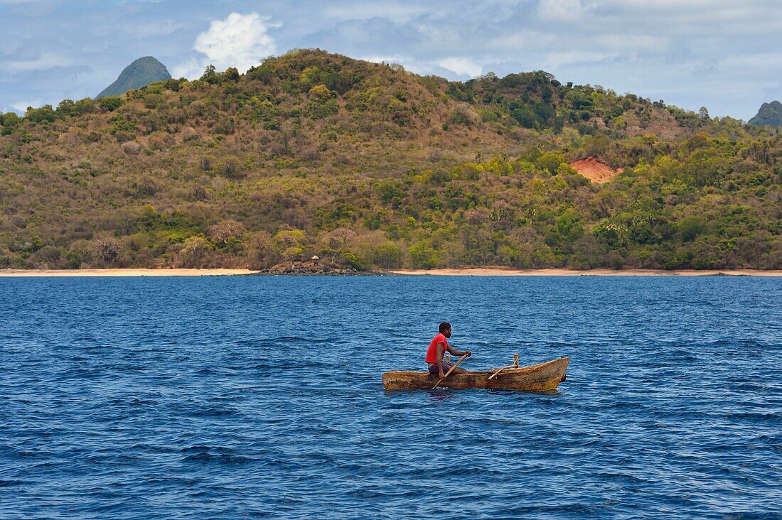 Frankreich, Insel Mayotte (französisches Überseedepartement), Grande Terre, M'Tsamoudou, Fischer im Einbaum in der Lagune gegenüber der Landspitze Saziley