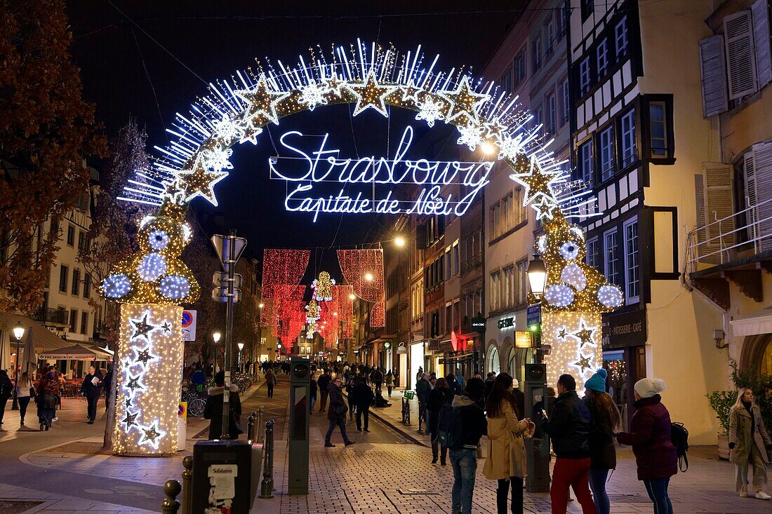 Frankreich, Bas Rhin, Straßburg, Altstadt, von der UNESCO zum Weltkulturerbe erklärt, der große Bogen &#x201c;Straßburg, Hauptstadt der Weihnacht&#x201d; am Eingang der Straße des alten Fischmarktes